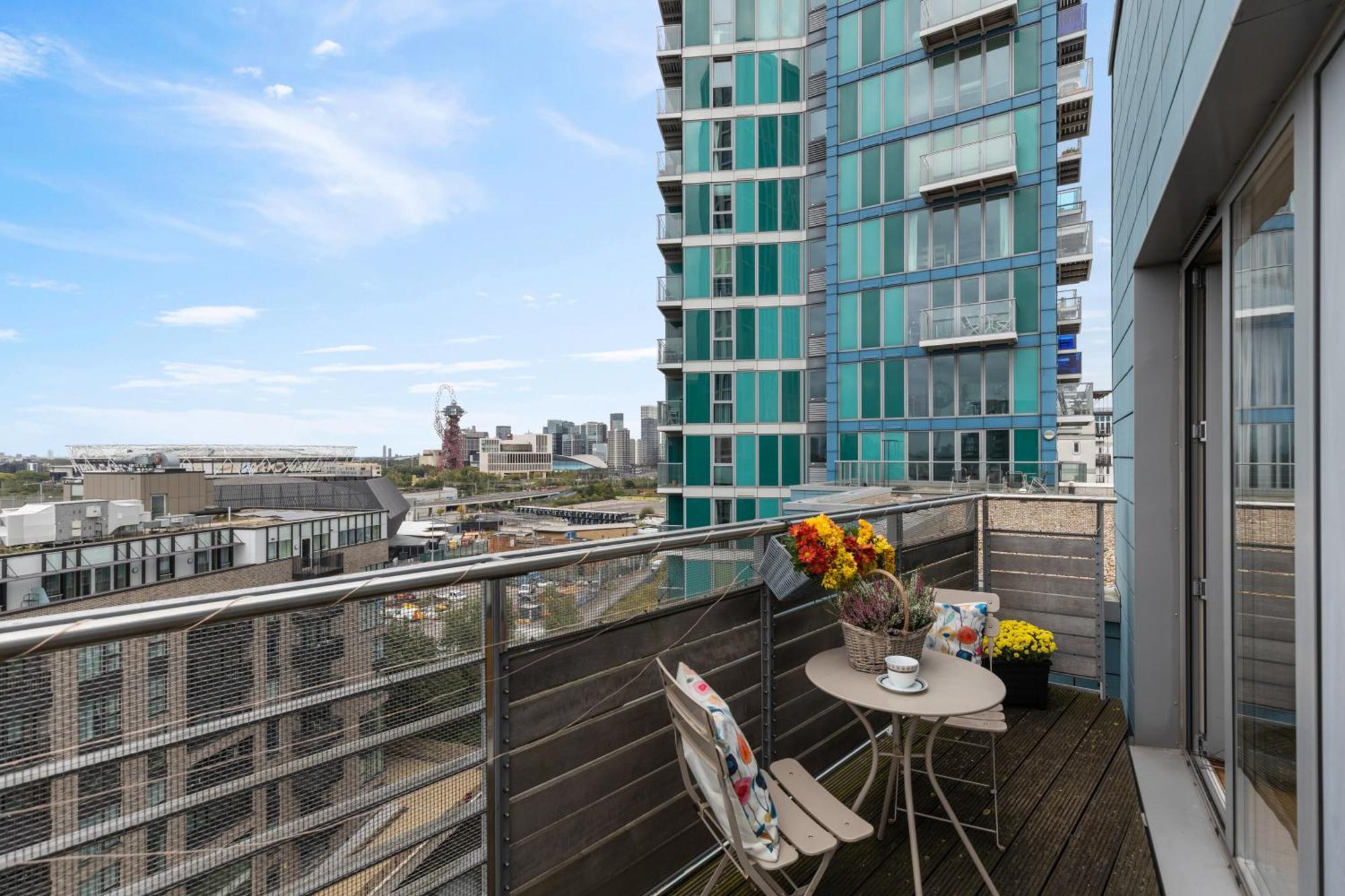 Stratford Skyview Apartment Londra Esterno foto
